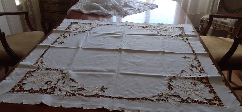 Linda Toalha de Linho Bordados Manuais
