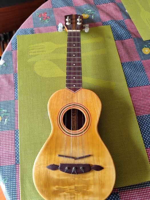 Cavaquinho em madeira Roxinho, muito lindo e extraordinário som !