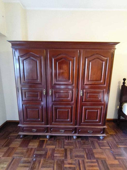 Roupeiro com 3 portas