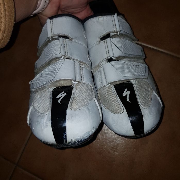 Sapatos de estrada brancos