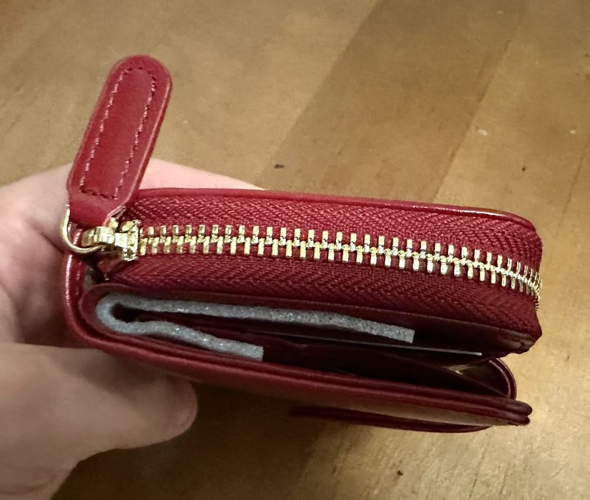 Жіночий короткий гаманець на блискавці.