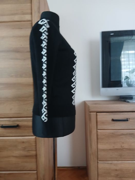 Sweter damski  czarny z białym  geometrycznym  wzorem  M