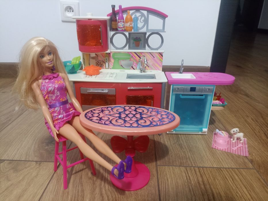 Zestaw Mebli : stół, krzesło, kuchnia, barbie z akcesoriami