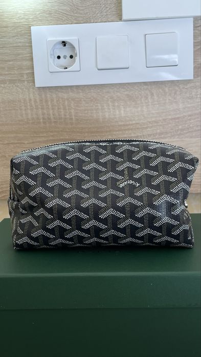 Necessaire de viagem com monograma em preto e cinzento