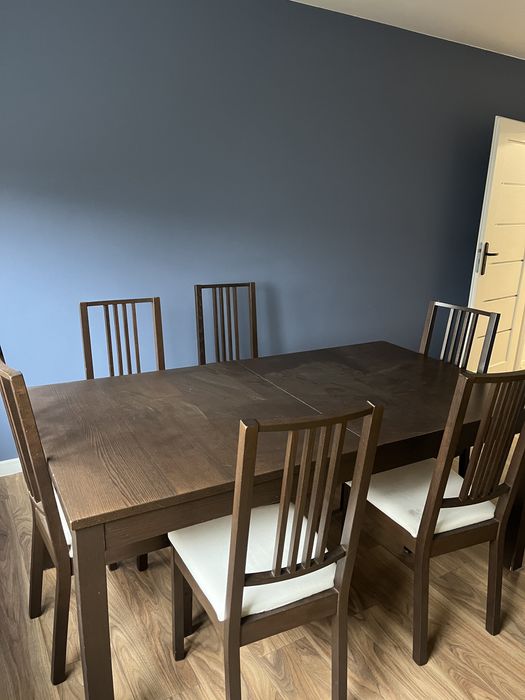 Stół drewniany z krzesłami