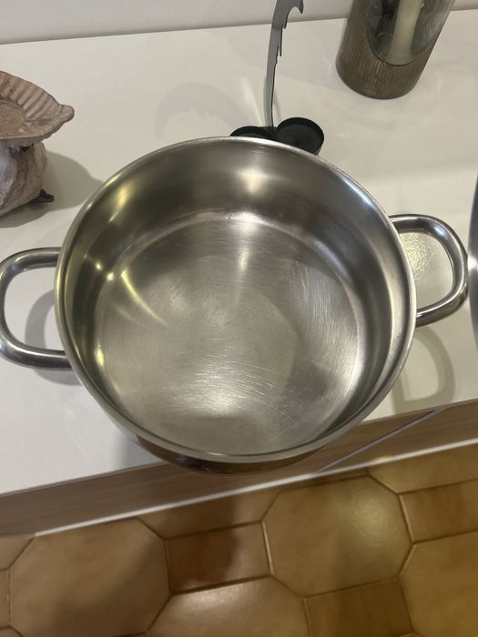 Trem de cozinha em muito bom estado