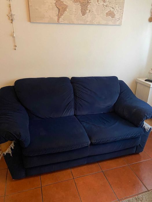 Sofá confortável apenas com arranhões nas laterais. 50€.