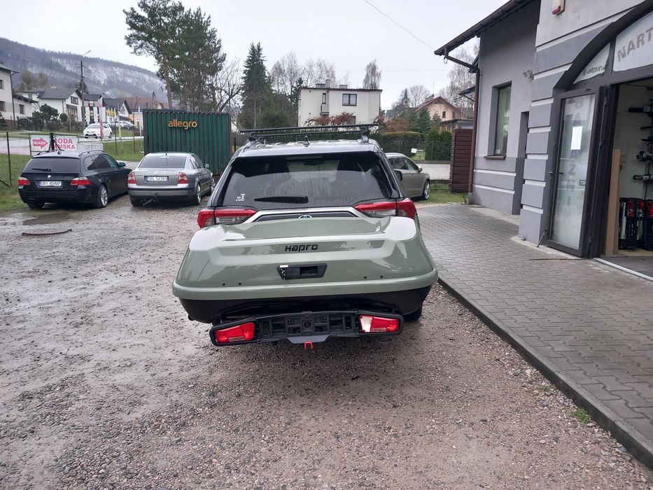 Box montowany na hak holowniczy  Hapro Boxer 420 L - mocny, solidny w kolorze oliwkowej zieleni. Odchylany - umożliwia dostęp do bagażnika samochodu