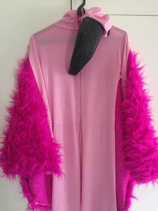 Fato de Flamingo cor-de-rosa.