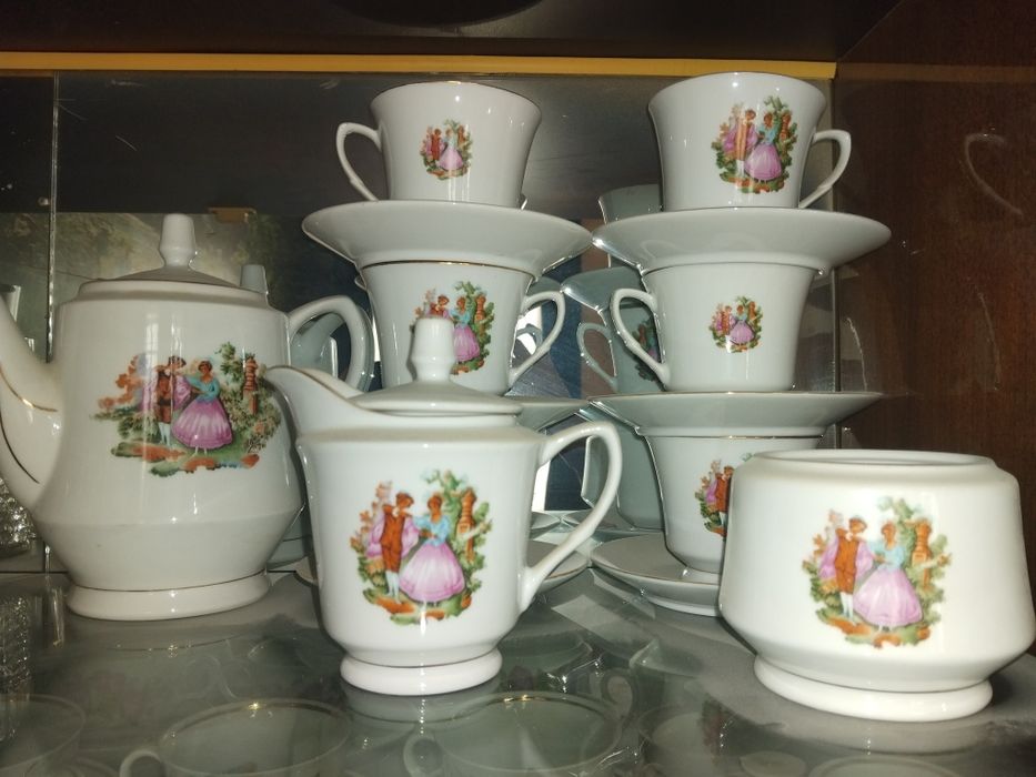 Продам 3 сервиза хорошего  качества и в полном обьеме.