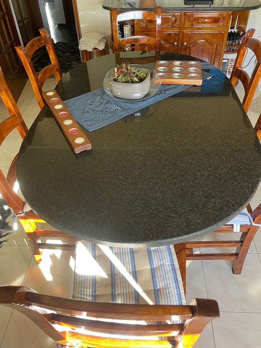 Mesa de cozinha em madeira com tampo de granito preto