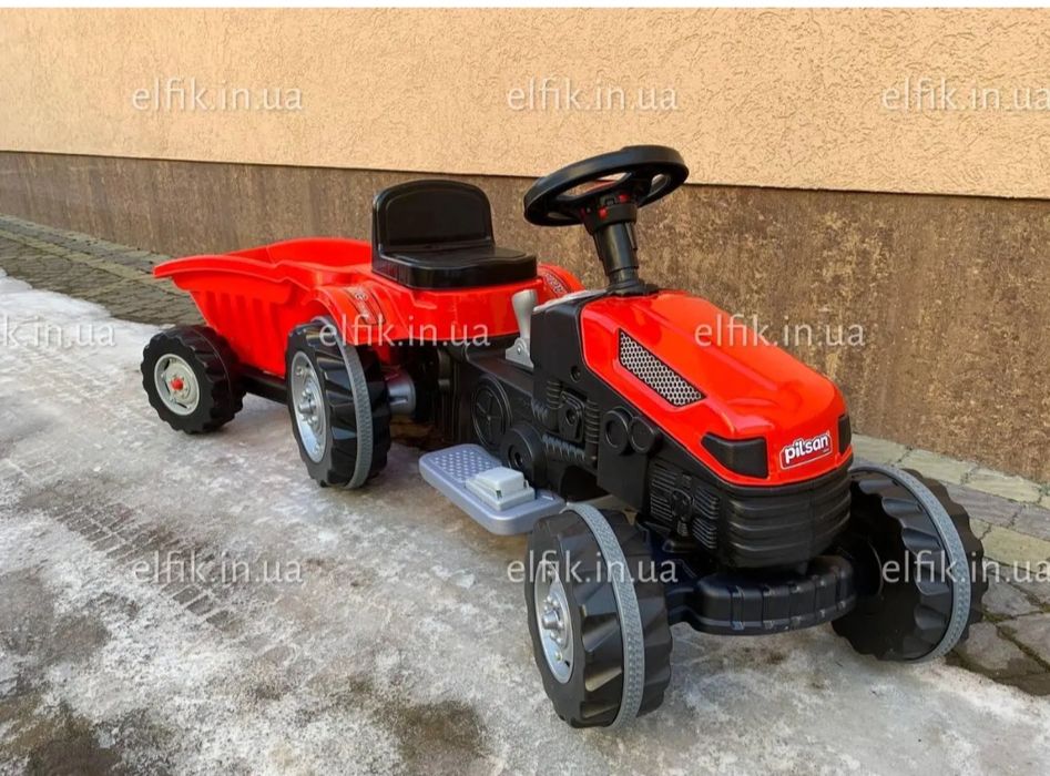 Трактор з причепом на акумуляторі