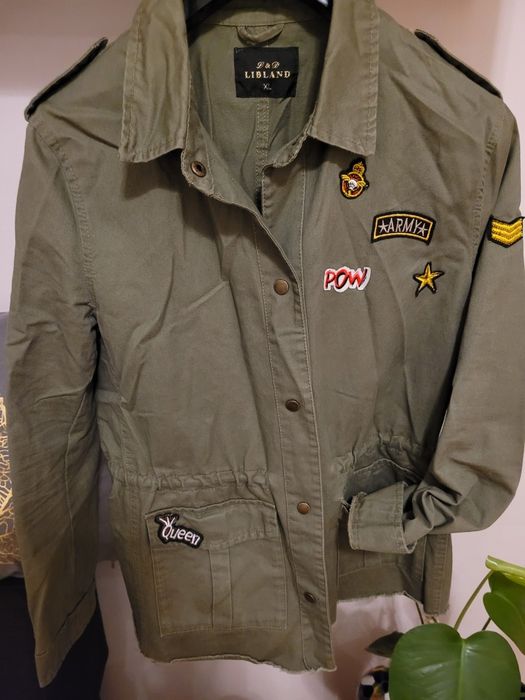 Kurtka w militarnym stylu.