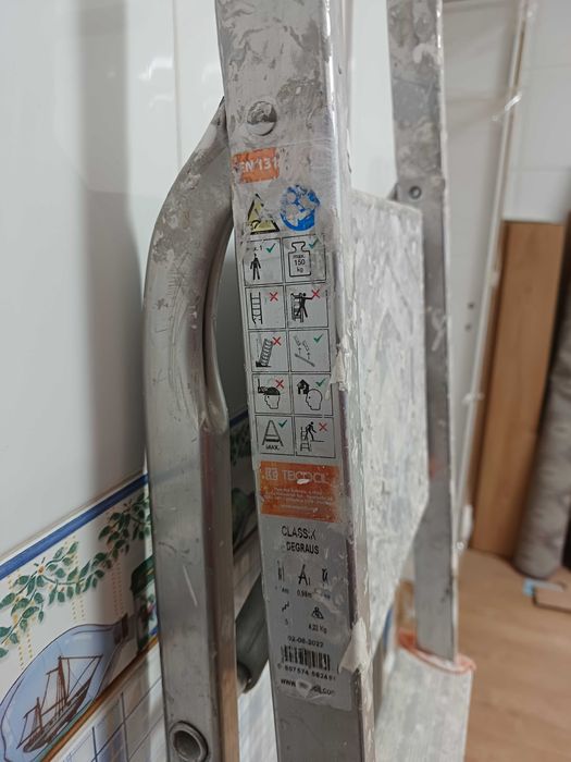 Escadote de alumínio Steptrek Moderate 5 degraus está sujo