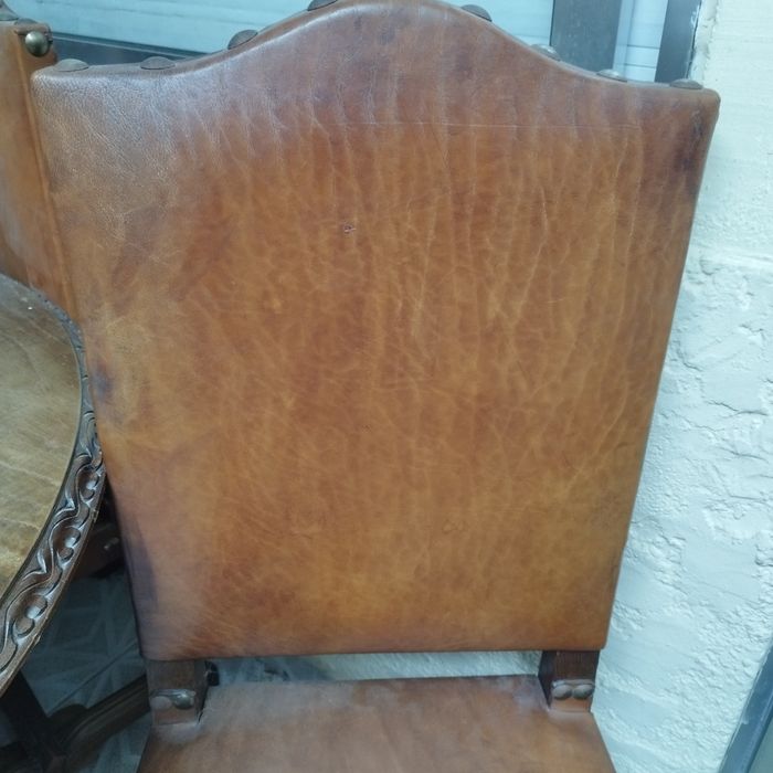 Conjunto de mesa e 8 cadeiras em madeira