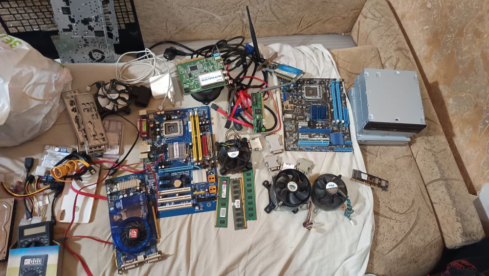 Багато комп'ютерних деталей та периферії