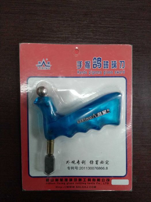 Стеклорез с изогнутой ручкой