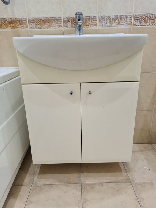 Тумба з умивальником та дзеркальною шафою, змішувач, сіфон