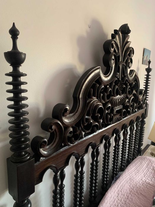 Estrutura de Cama em madeira escura