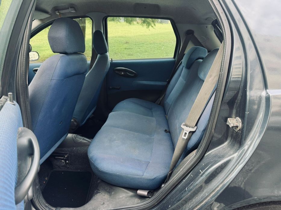 Fiat punto 1.2  gasolina ano 2002 em bom estado geral.