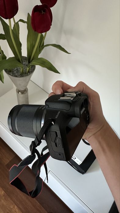 Camera Canon EOS R100 + Lente Lens RF-S18-150mm