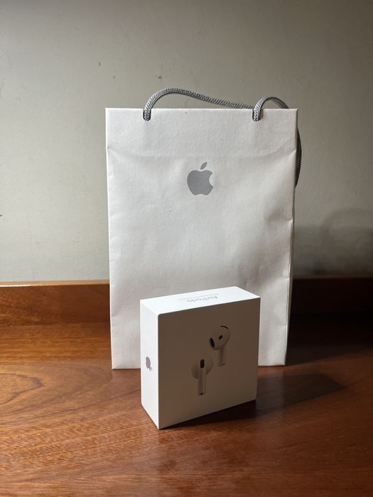 Selado / Novo  - Airpods 4 Active Noise Cancellation