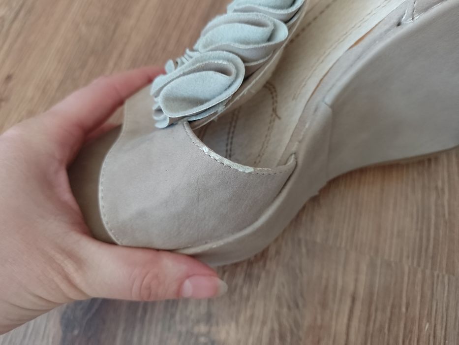 Nowe buty na koturnie 37