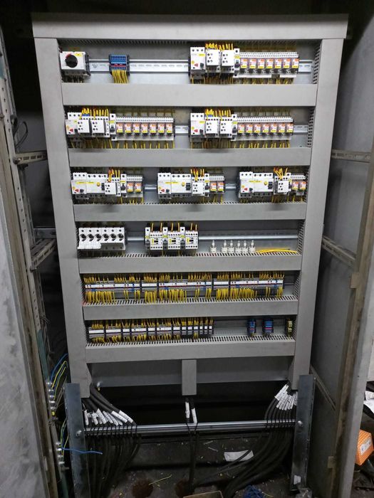 Elektryk z wieloletnim doswiadczeniem