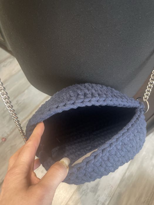 Recznie szydelkowana torebka z lustrzaną bazą.