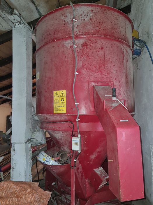 Mieszalnik 1500 kg, śrutownik ssąco tłoczący Zuptor