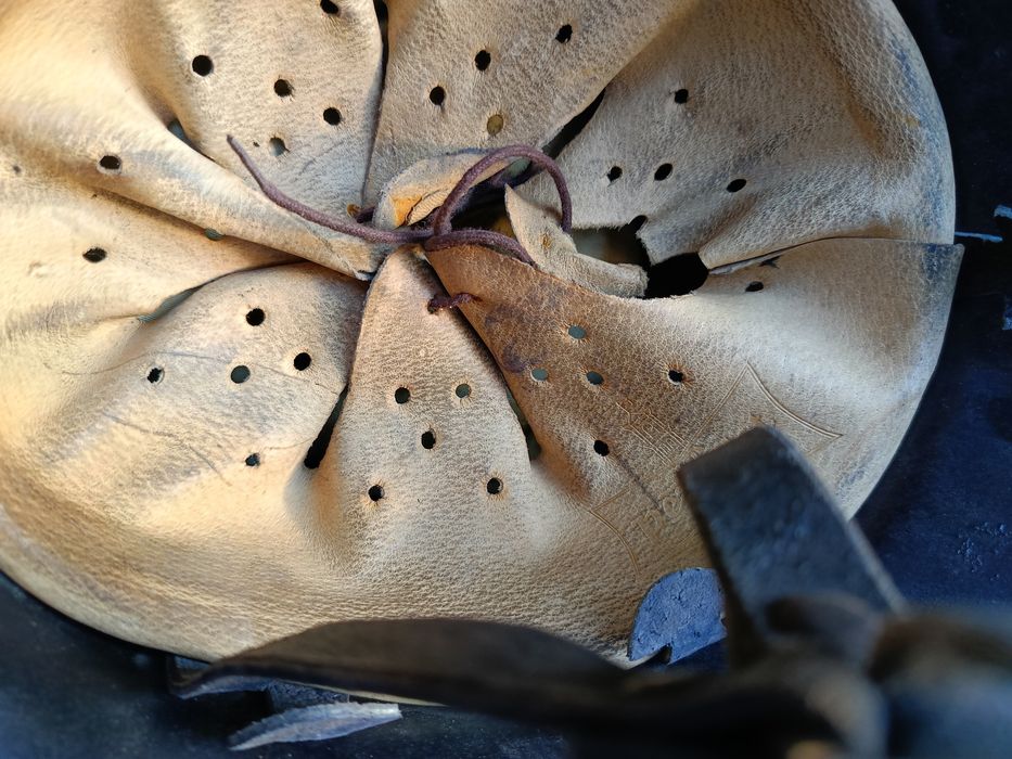 Hełm powojenny w stylu niemieckiego Stahlhelma