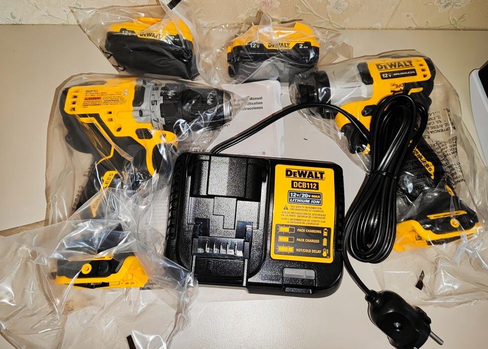 Оригінальний комплект DCK221F2 XTREME 12V MAX