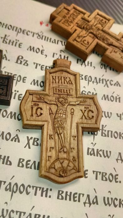 Хрест натільний, ручної роботи.