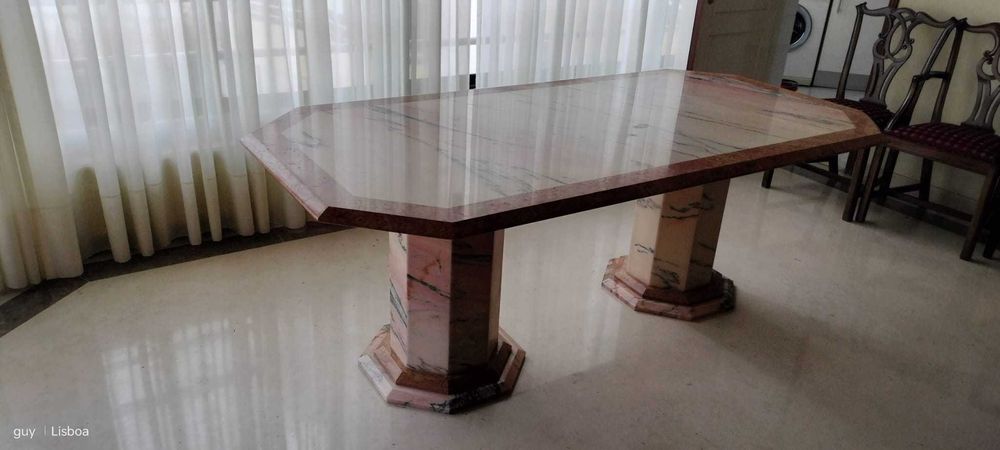 Mesa de jantar em mármore/pedra com cadeiras clássicas