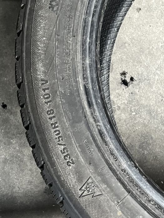 Шины зимние 2шт 235/50/R18 Kumho Izenk