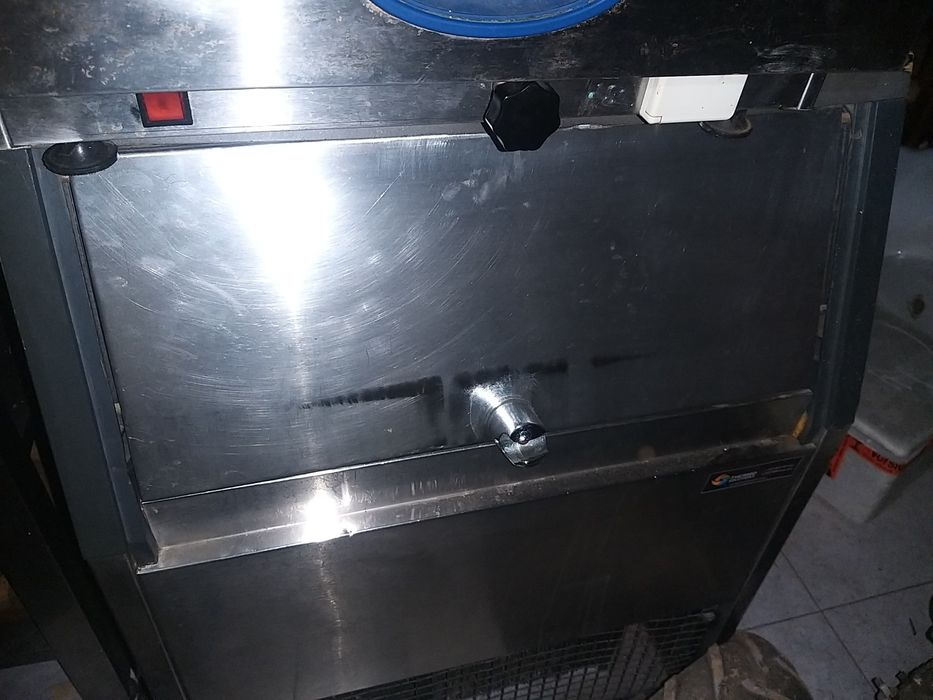Maquina Gelo (tenho +2 ) contacte se quer algum material hotelaria lig