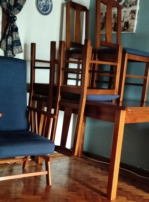 Mesa de sala com 4 cadeiras e um cadeirão