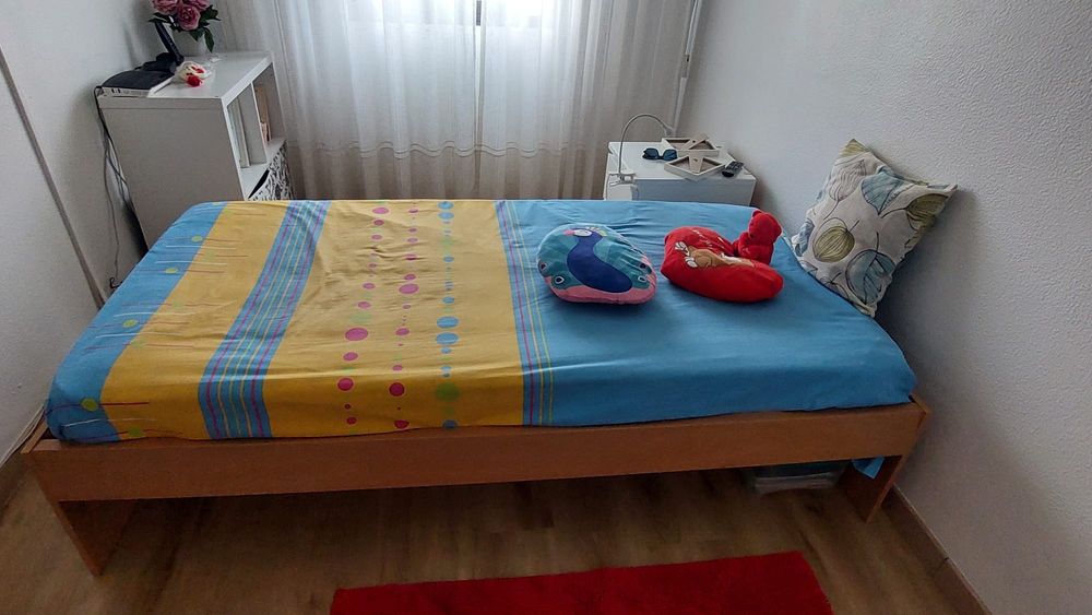 Vendo cama solteiro ,mesinha de cabeceira e movel
