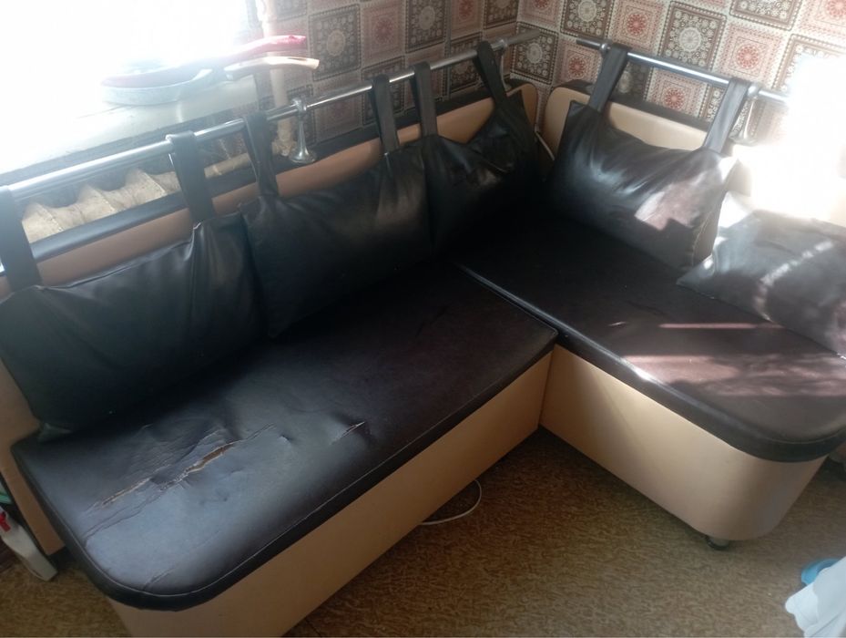 Кухонный уголок состояние на фото