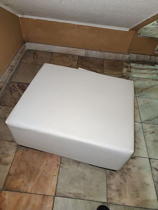 Cadeirão branco de pele