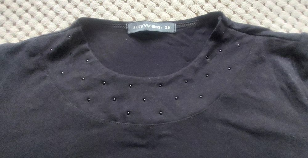 Czarna bluzka z krótkim rękawkiem Sunwear