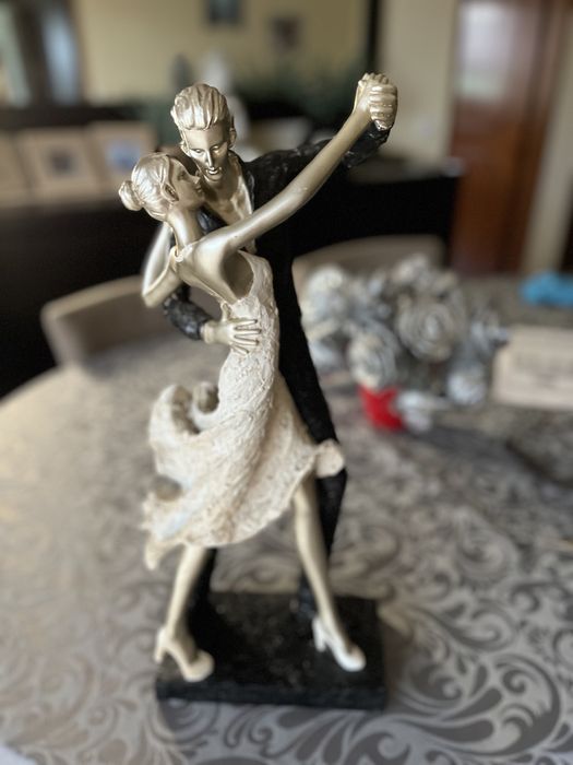 Estatua casal dançando impeccavel