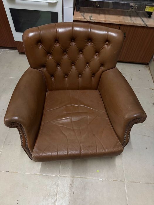 Sofá individual em pele couro