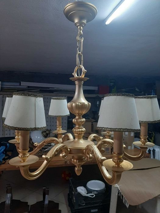 Lustre Clássico de 6 Braços – Dourado com Abajures