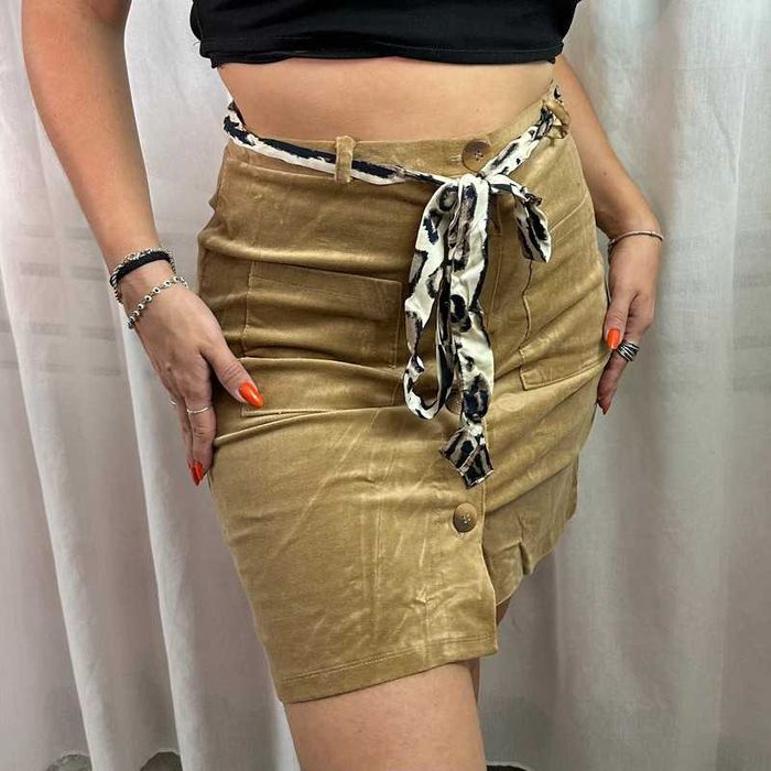 Saias Curtas em Camurça Sintética com Cinto Estampado
