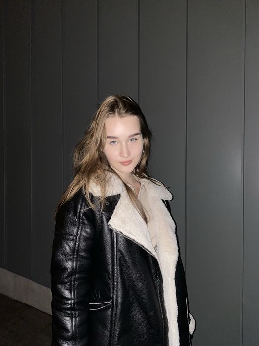 Дублянка шкіряна чорна з білим хутром
