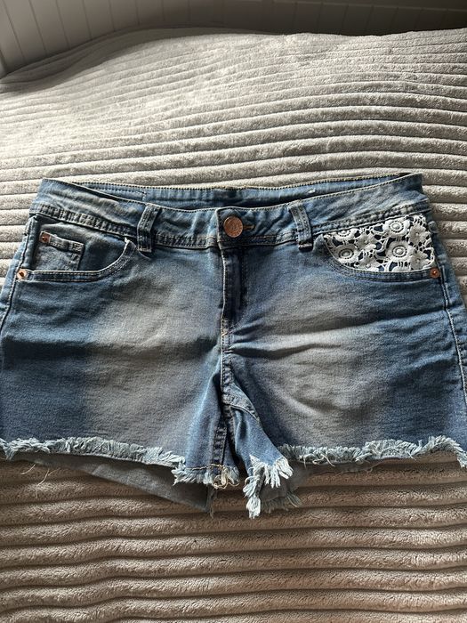 Krótkie spodenki jeansowe z białą koronką Esmara 42