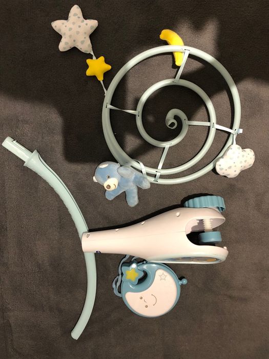 Berço de bebê Chico com lençóis, mantas, almofada e chacoalho musical