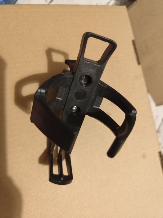 Koszyk na bidon z klamrą do montażu na kierownicy