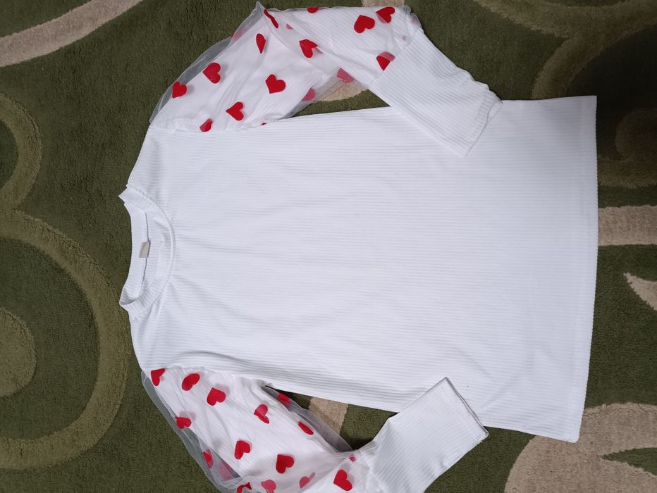 Біла кофтинка з обʼємними рукавами та сердечками